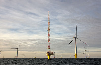 Die FINO2 Plattform vor einem Windpark.