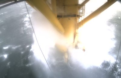 Ein Webcam-Bild einer Welle, die gegen die FINO2-Plattform prallt.