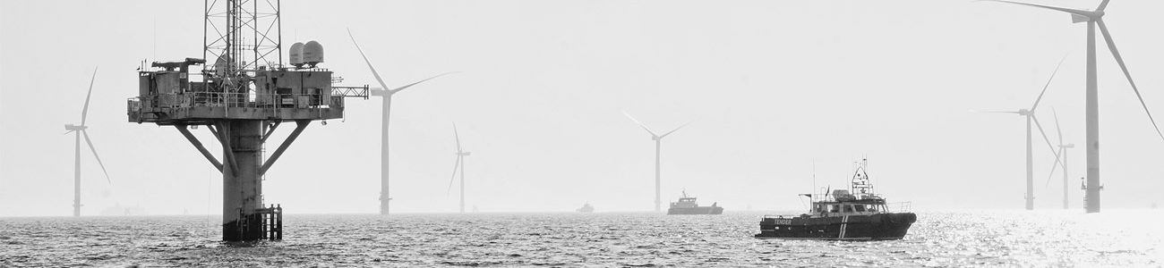 Ein Schlepper verlässt die FINO2-Plattform in der Ostsee